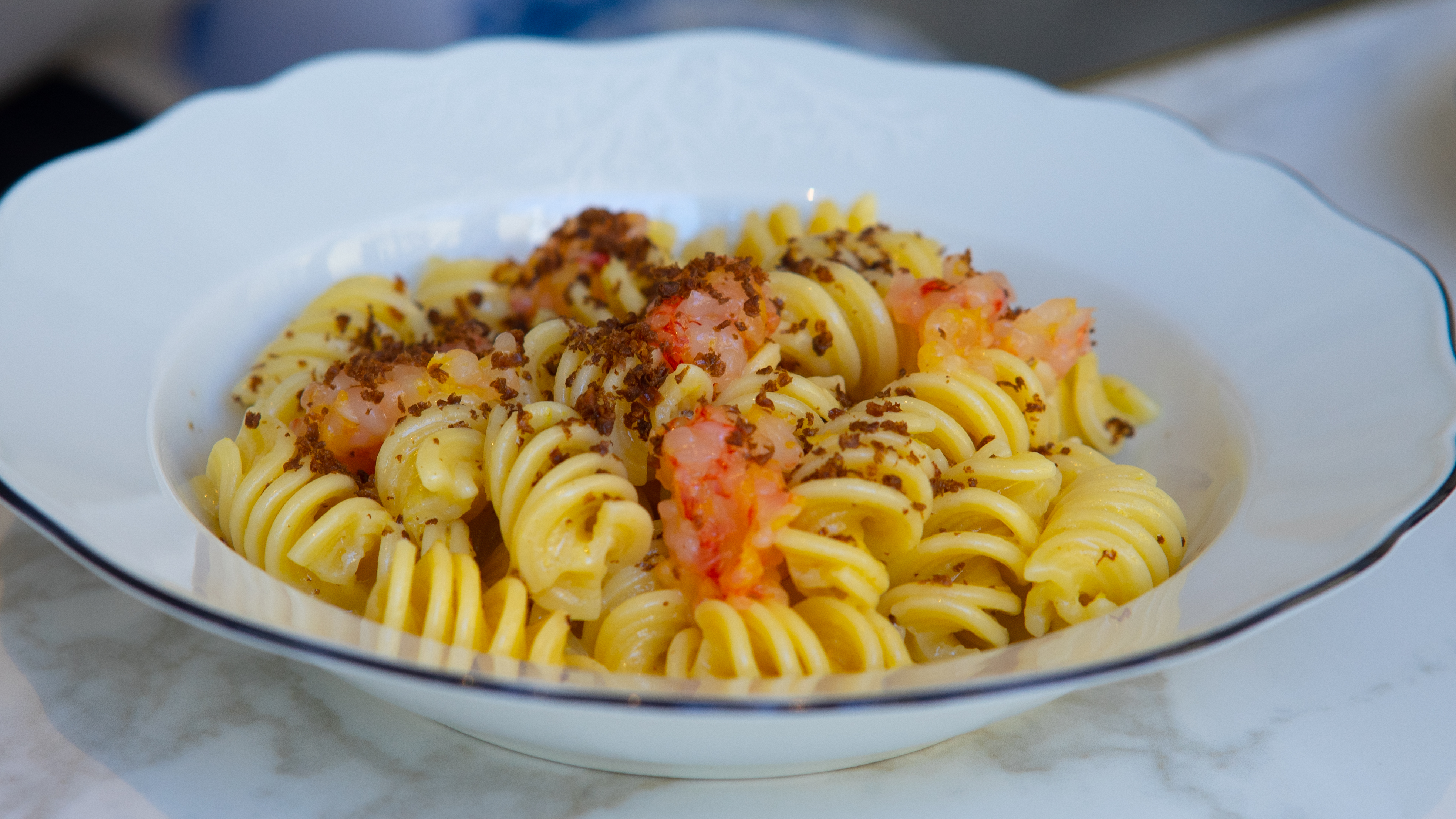 Fusilloni con crudo di crostacei e crumble sapido