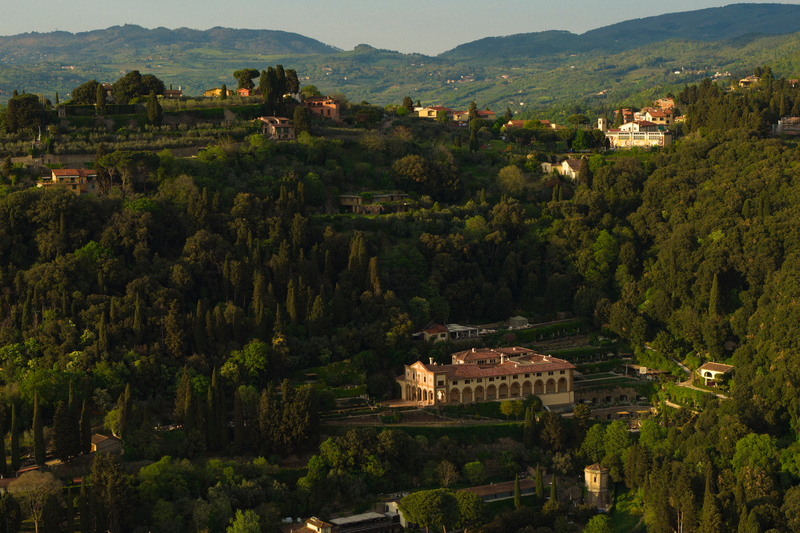 L’Estate a Villa San Michele: Tra Grandi Vini, Jazz al Tramonto e l’Arte della Calligrafia