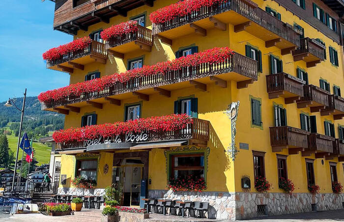 Oltre due secoli di storia a Cortina d’Ampezzo: l’iconico Hotel de La Poste cambia proprietร e diventa un 5 stelle lusso Oltre due secoli di storia a Cortina d’Ampezzo: l’iconico Hotel de La Poste cambia proprietร e diventa un 5 stelle lusso